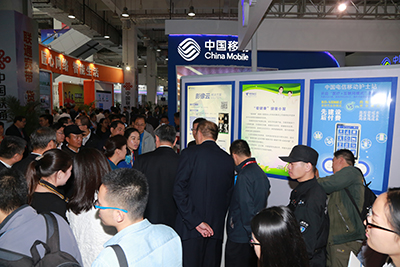 天坦移動醫(yī)、護亮相信博會，展臺前人頭攢動